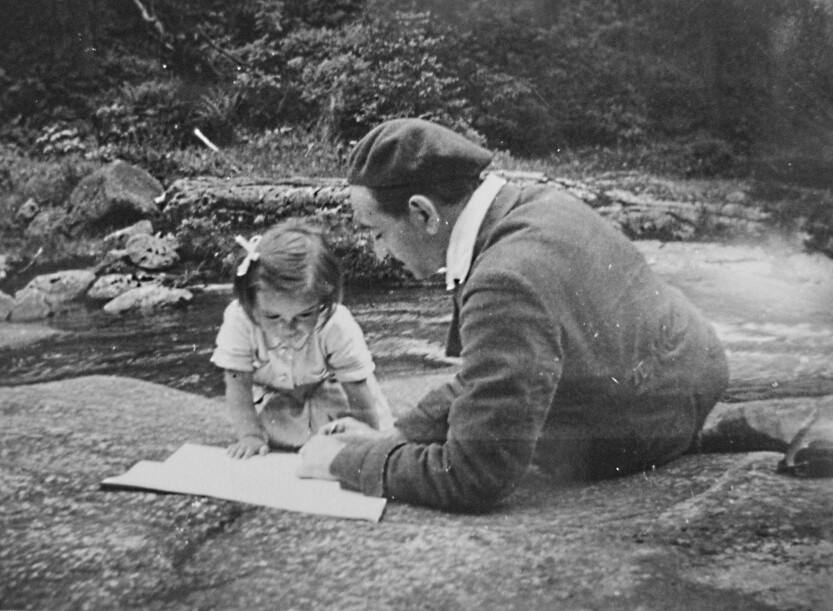 Ruth Winterberg als 2jähriges Mädchen mit Vater Hans Winterberg an einem Bach