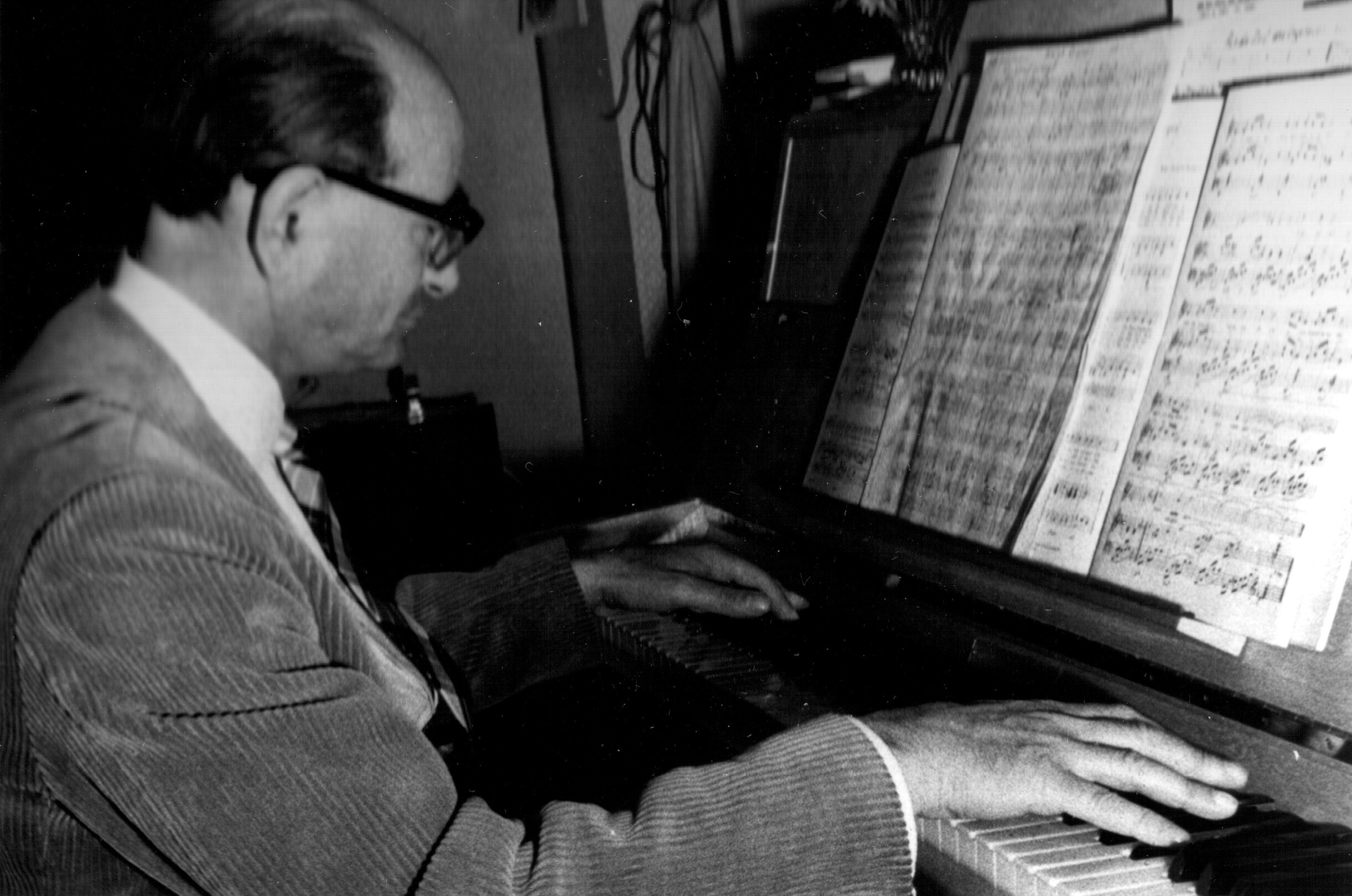 Hans Winterberg beim Klaviespielen